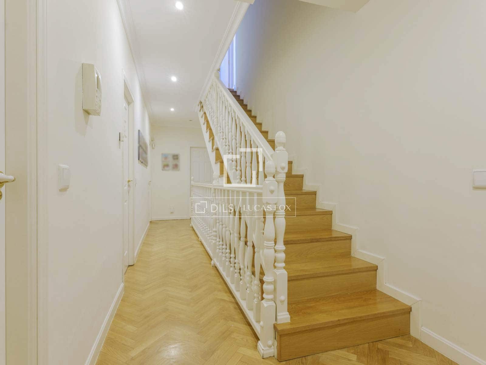 5 bedroom Villa for sale in Pozuelo de Alarcon with pool - € 1,345,000 (Ref: 9839974)
