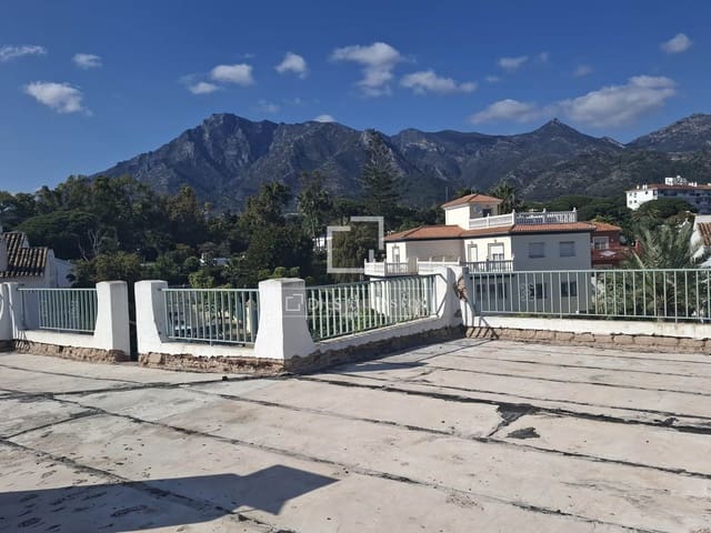 5 bedroom Villa for sale in Marbella with pool garage - € 2,990,000 (Ref: 9841709)