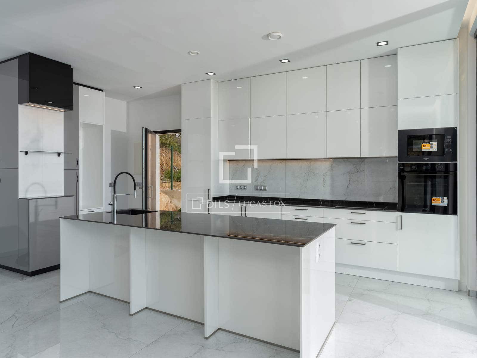 3 slaapkamer Villa te koop in Lloret de Mar met zwembad garage - € 777.000 (Ref: 9841803)