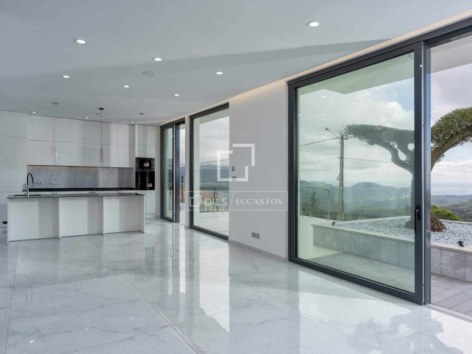 3 slaapkamer Villa te koop in Lloret de Mar met zwembad garage - € 777.000 (Ref: 9841803)