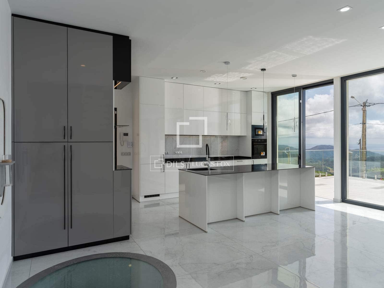 3 slaapkamer Villa te koop in Lloret de Mar met zwembad garage - € 777.000 (Ref: 9841803)