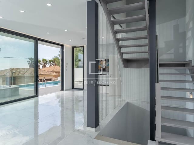 3 slaapkamer Villa te koop in Lloret de Mar met zwembad garage - € 777.000 (Ref: 9841803)