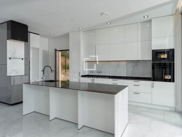 3 slaapkamer Villa te koop in Lloret de Mar met zwembad garage - € 777.000 (Ref: 9841803)