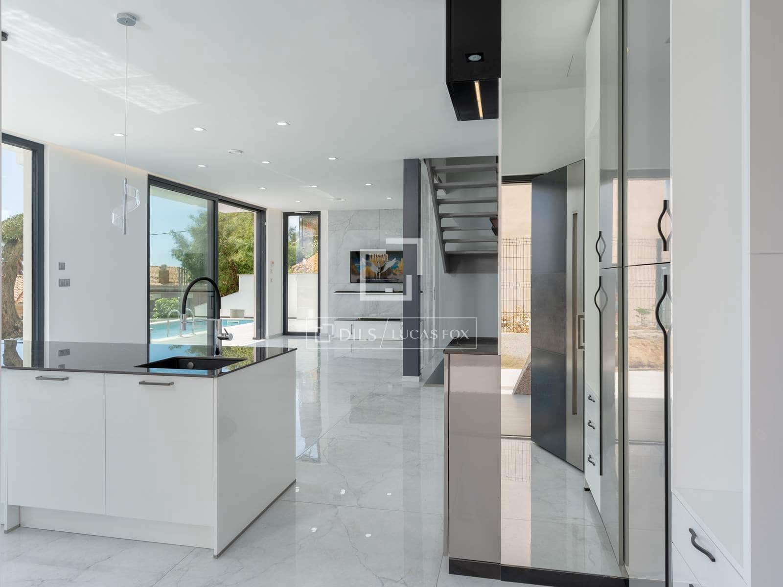 3 slaapkamer Villa te koop in Lloret de Mar met zwembad garage - € 777.000 (Ref: 9841803)