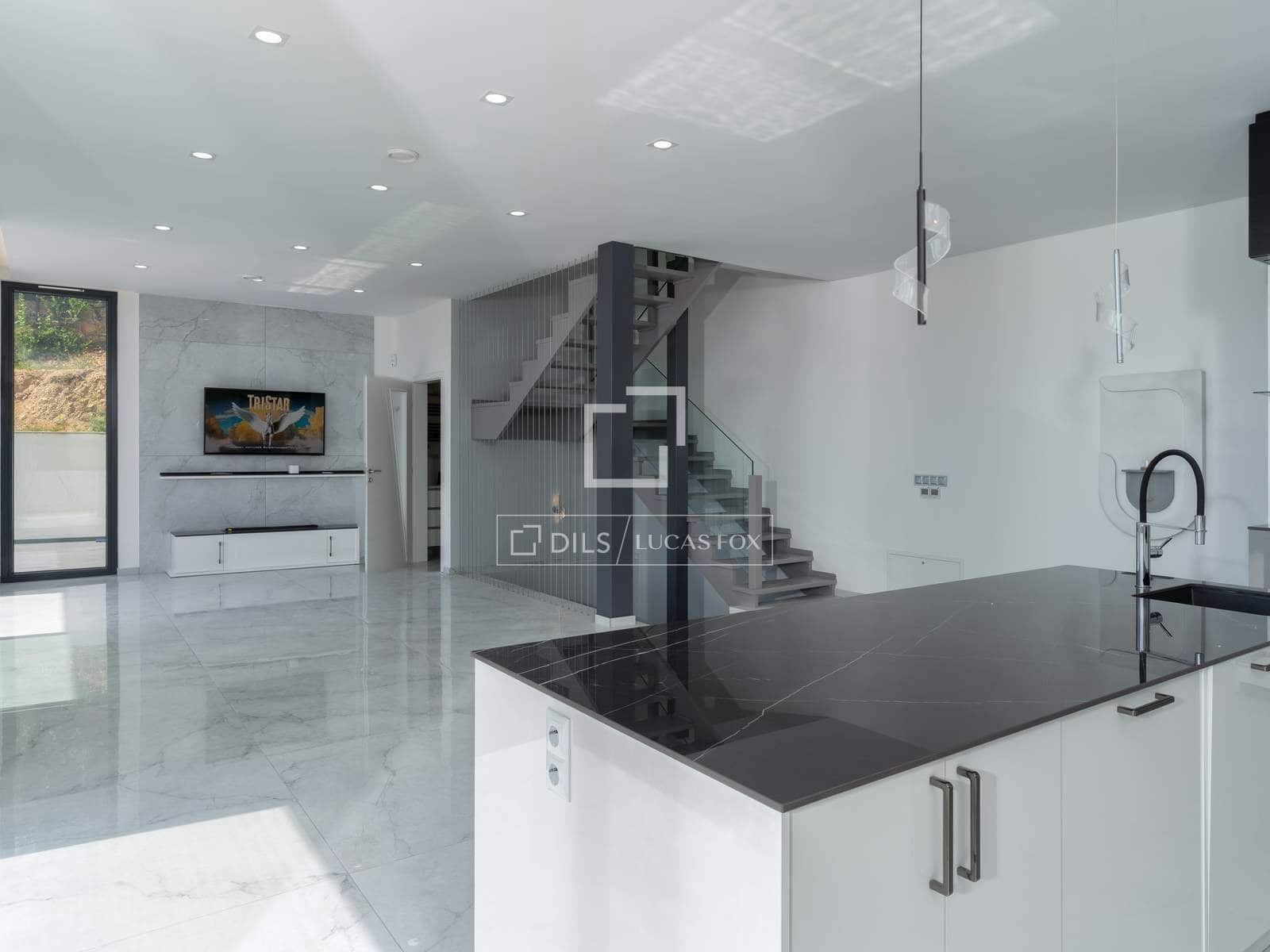 3 slaapkamer Villa te koop in Lloret de Mar met zwembad garage - € 777.000 (Ref: 9841803)