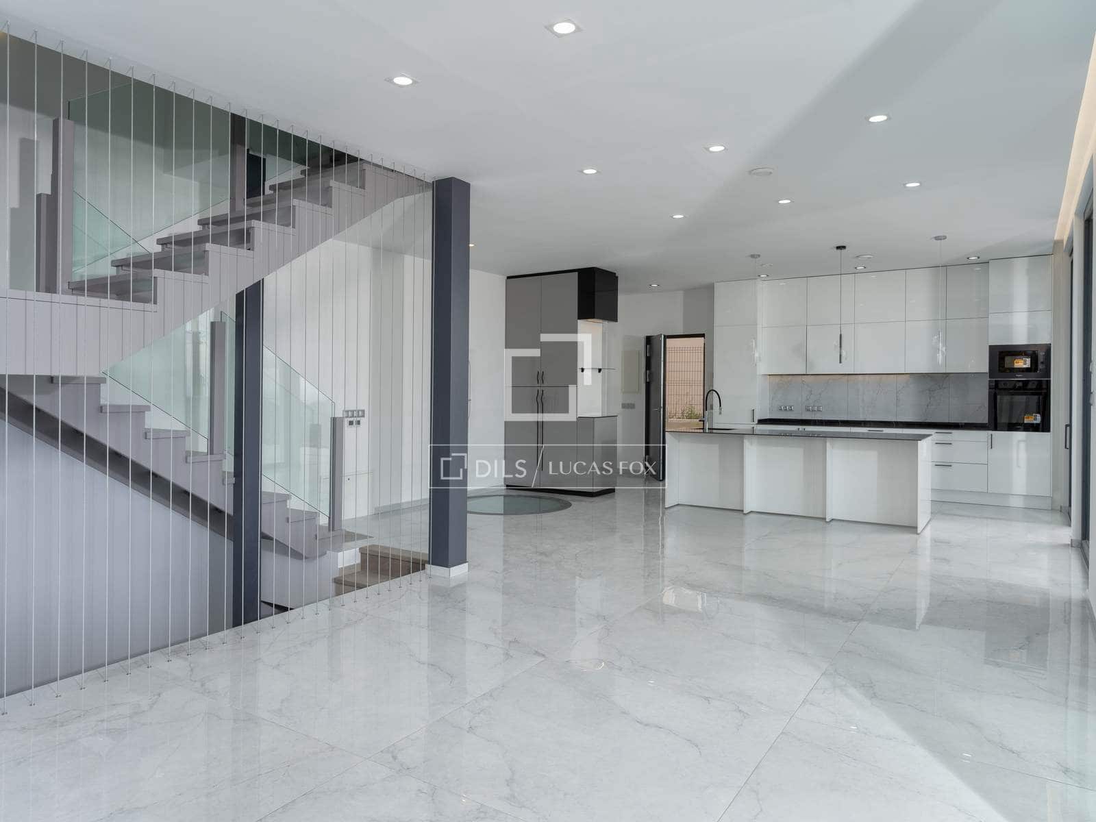 3 slaapkamer Villa te koop in Lloret de Mar met zwembad garage - € 777.000 (Ref: 9841803)