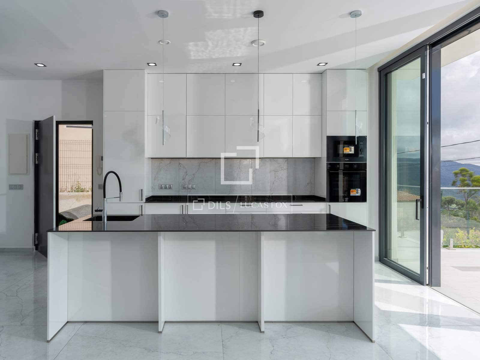 3 slaapkamer Villa te koop in Lloret de Mar met zwembad garage - € 777.000 (Ref: 9841803)