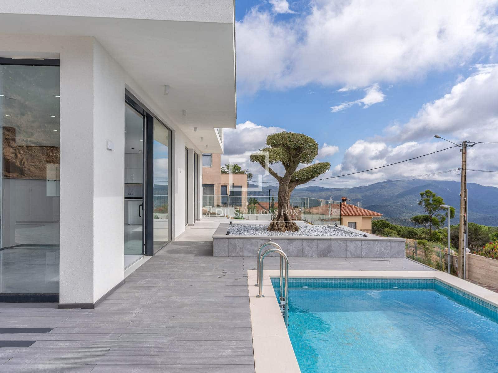 3 slaapkamer Villa te koop in Lloret de Mar met zwembad garage - € 777.000 (Ref: 9841803)