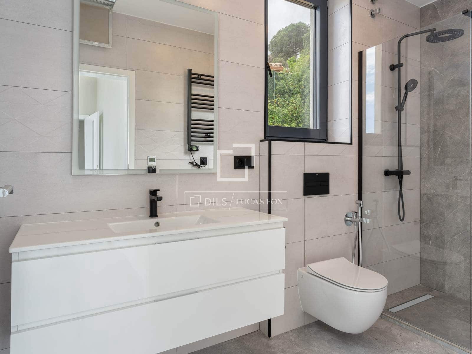 3 slaapkamer Villa te koop in Lloret de Mar met zwembad garage - € 777.000 (Ref: 9841803)