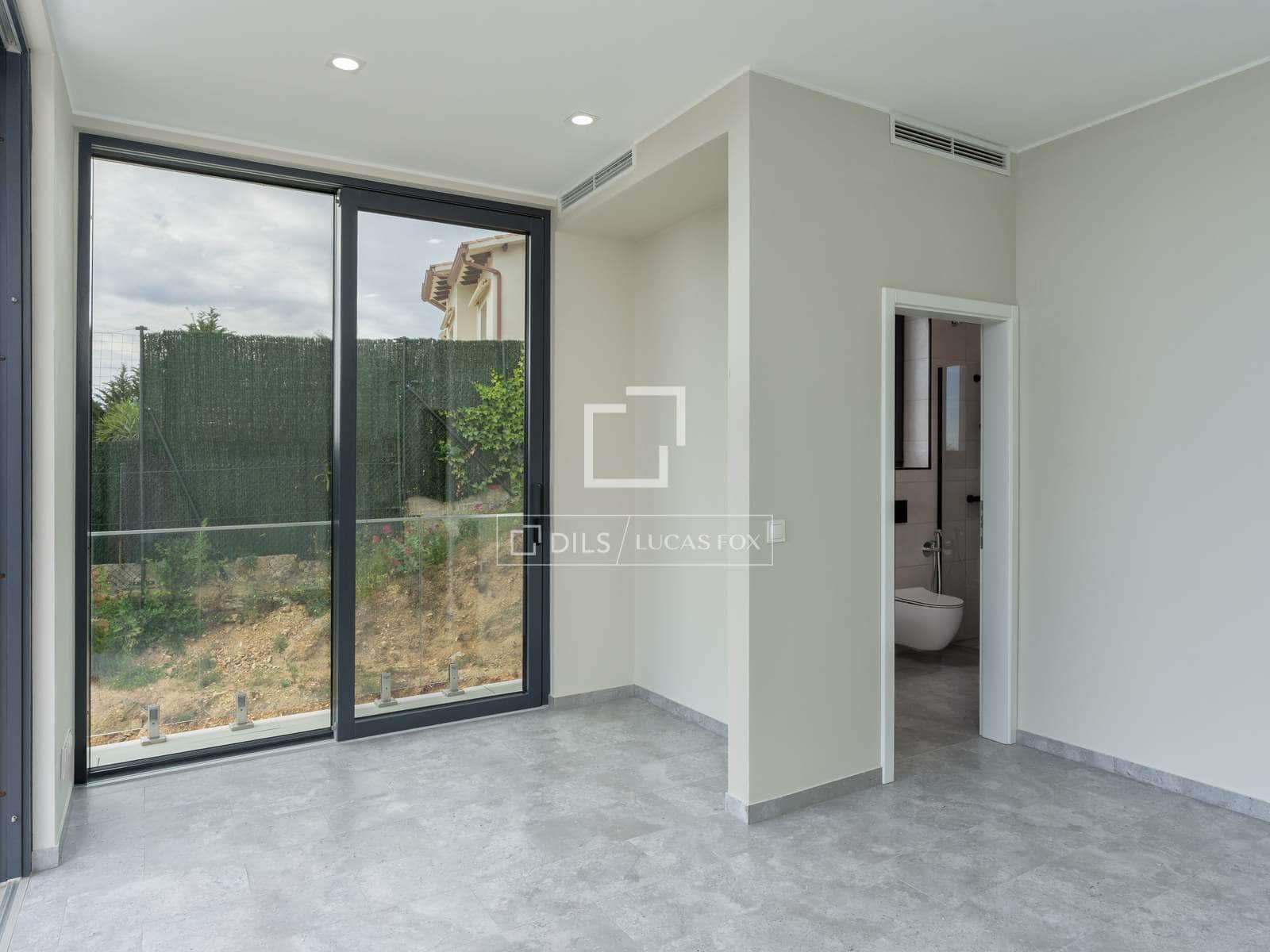 3 slaapkamer Villa te koop in Lloret de Mar met zwembad garage - € 777.000 (Ref: 9841803)