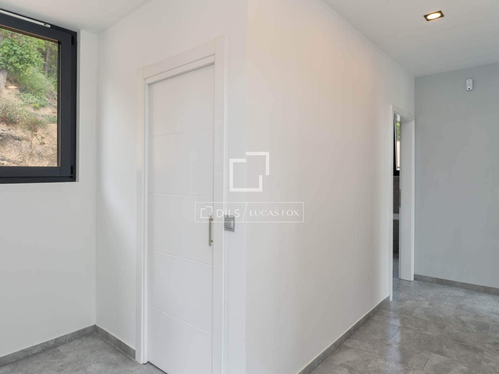 3 slaapkamer Villa te koop in Lloret de Mar met zwembad garage - € 777.000 (Ref: 9841803)