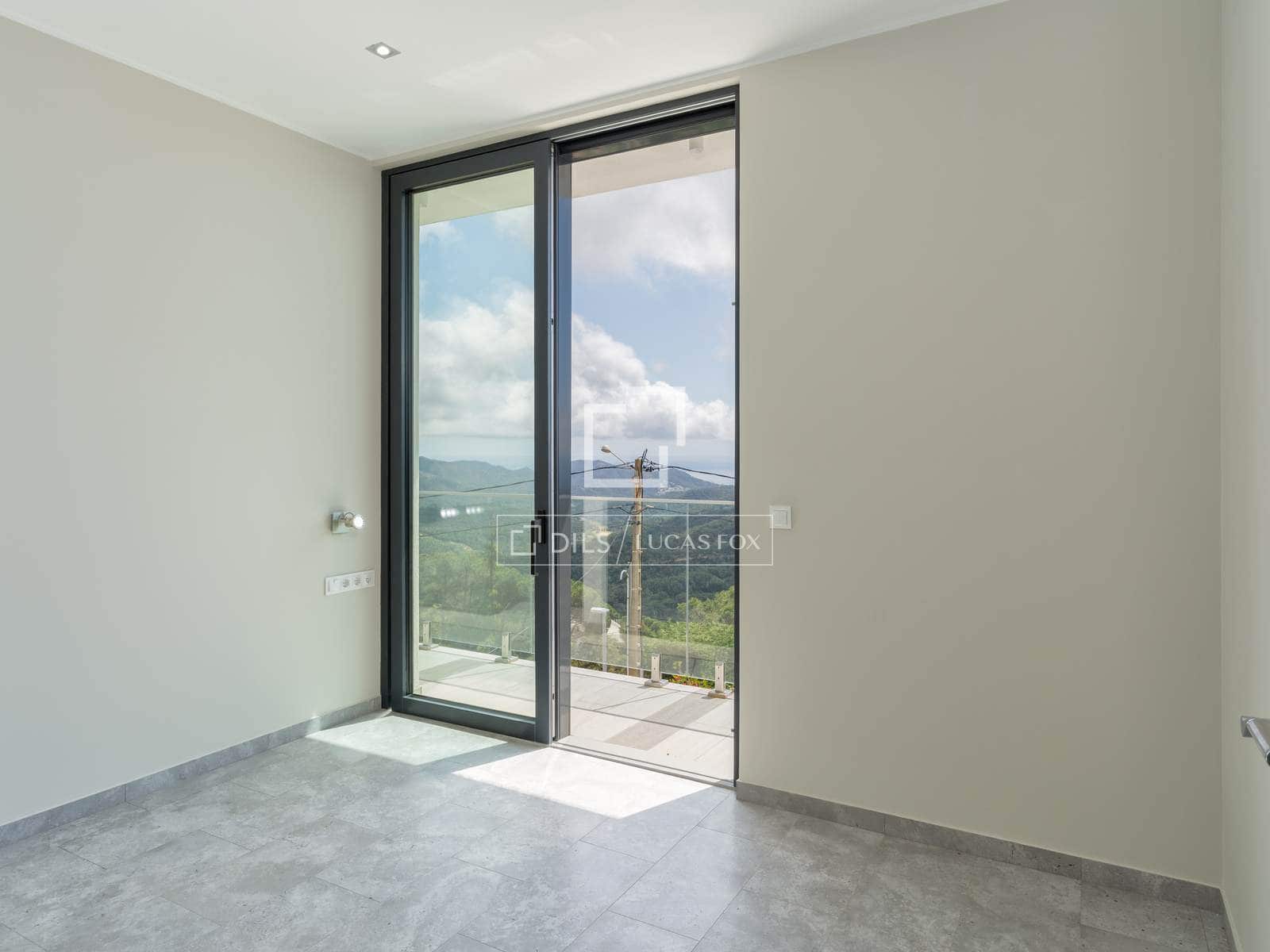 3 slaapkamer Villa te koop in Lloret de Mar met zwembad garage - € 777.000 (Ref: 9841803)