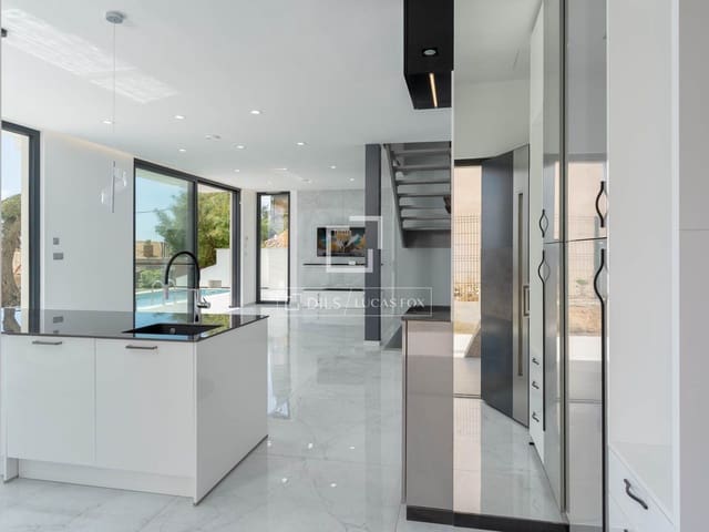 3 slaapkamer Villa te koop in Lloret de Mar met zwembad garage - € 777.000 (Ref: 9841803)