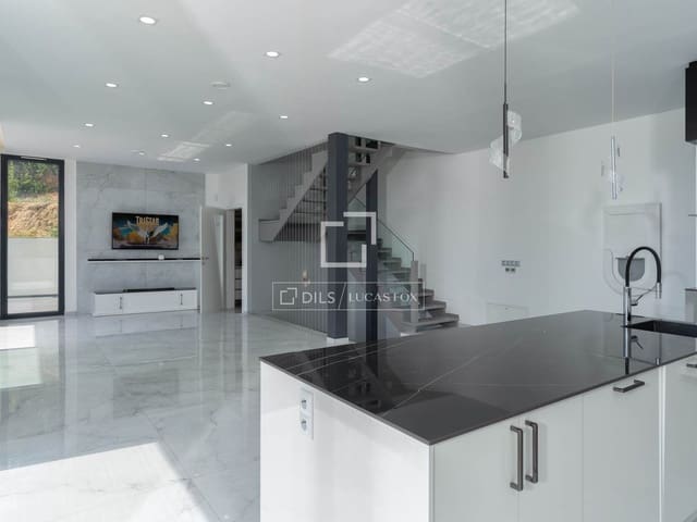 3 slaapkamer Villa te koop in Lloret de Mar met zwembad garage - € 777.000 (Ref: 9841803)