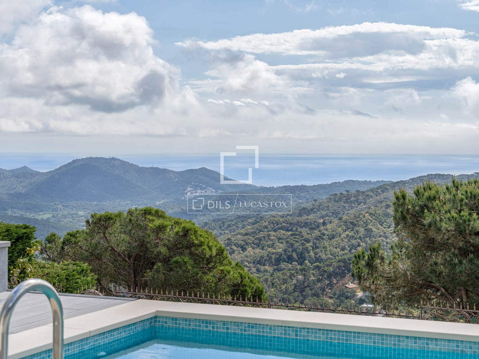 3 slaapkamer Villa te koop in Lloret de Mar met zwembad garage - € 777.000 (Ref: 9841803)