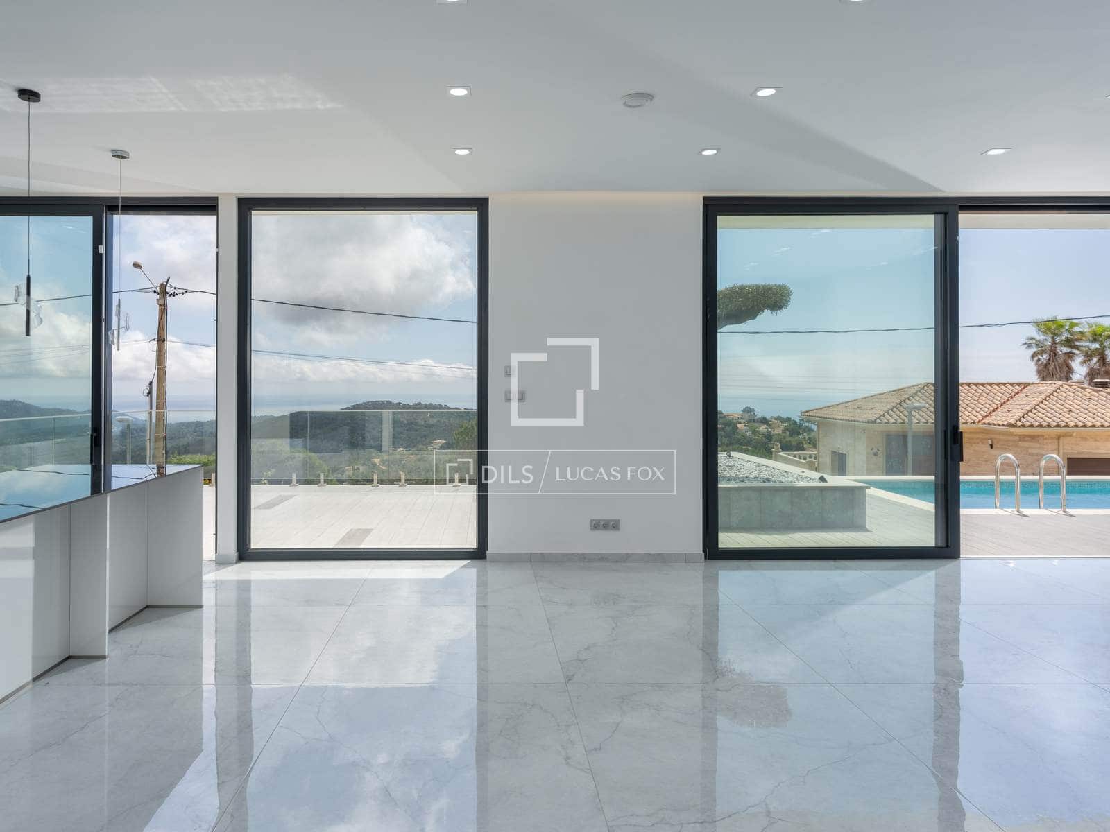 3 slaapkamer Villa te koop in Lloret de Mar met zwembad garage - € 777.000 (Ref: 9841803)
