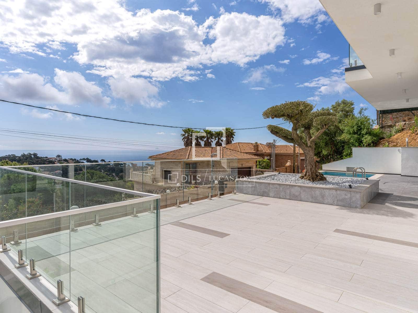 3 slaapkamer Villa te koop in Lloret de Mar met zwembad garage - € 777.000 (Ref: 9841803)