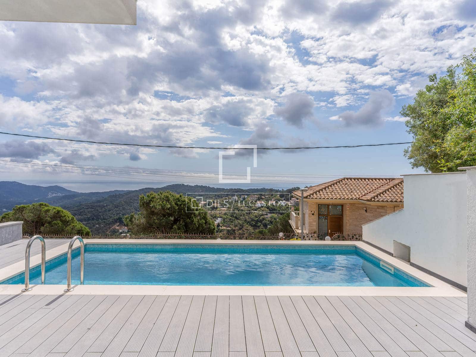 3 slaapkamer Villa te koop in Lloret de Mar met zwembad garage - € 777.000 (Ref: 9841803)