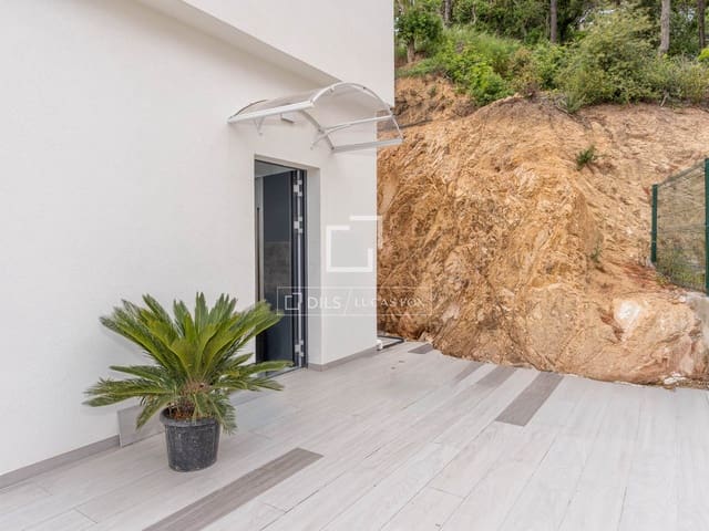 3 slaapkamer Villa te koop in Lloret de Mar met zwembad garage - € 777.000 (Ref: 9841803)