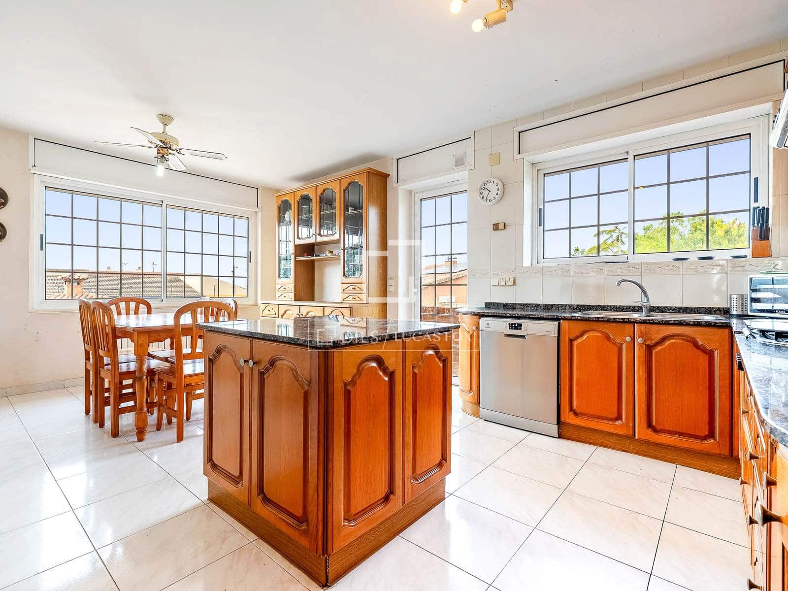 5 soverom Villa til salgs i La Secuita med svømmebasseng garasje - € 520 000 (Ref: 9844164)