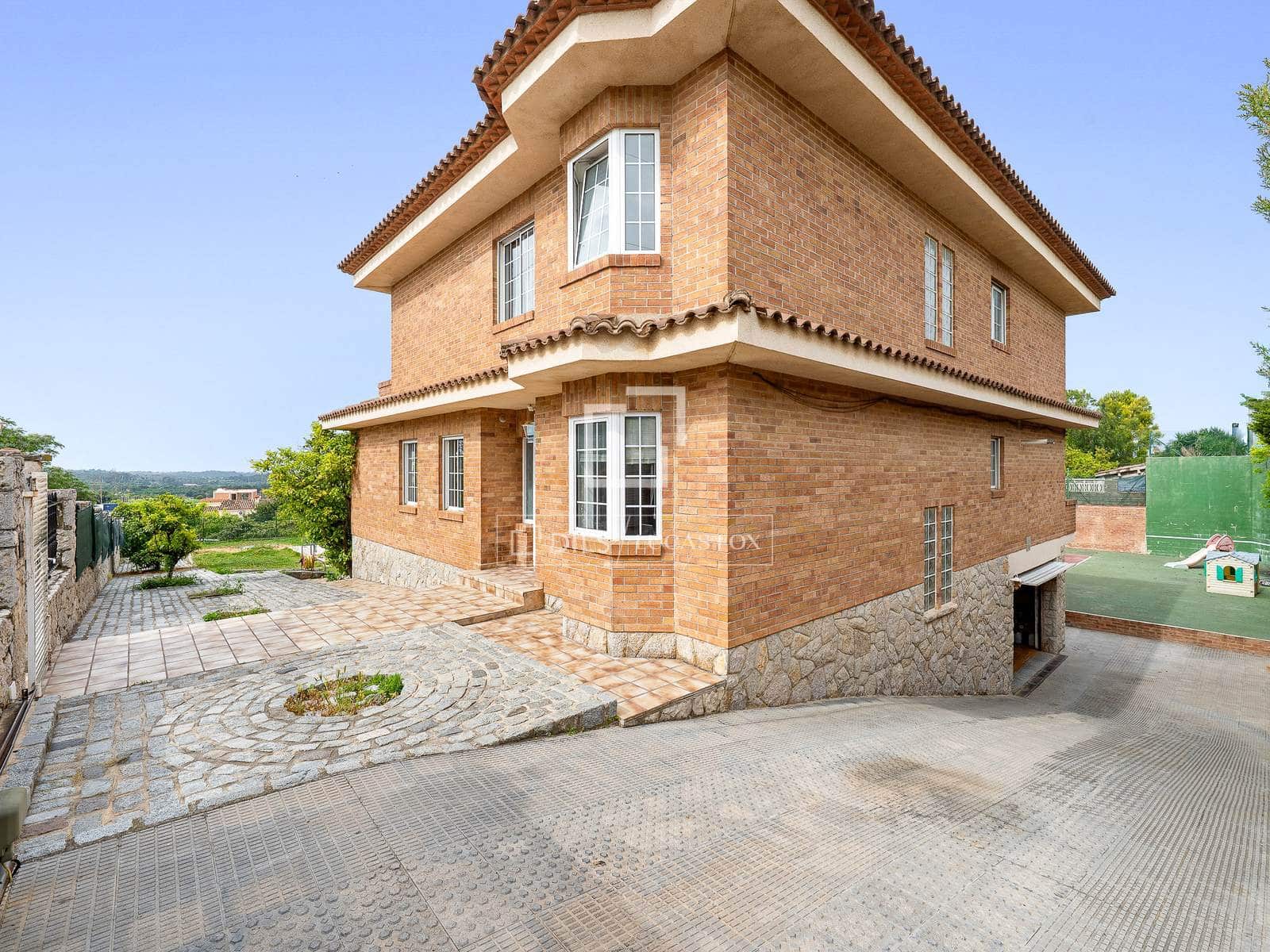 5 soverom Villa til salgs i La Secuita med svømmebasseng garasje - € 520 000 (Ref: 9844164)