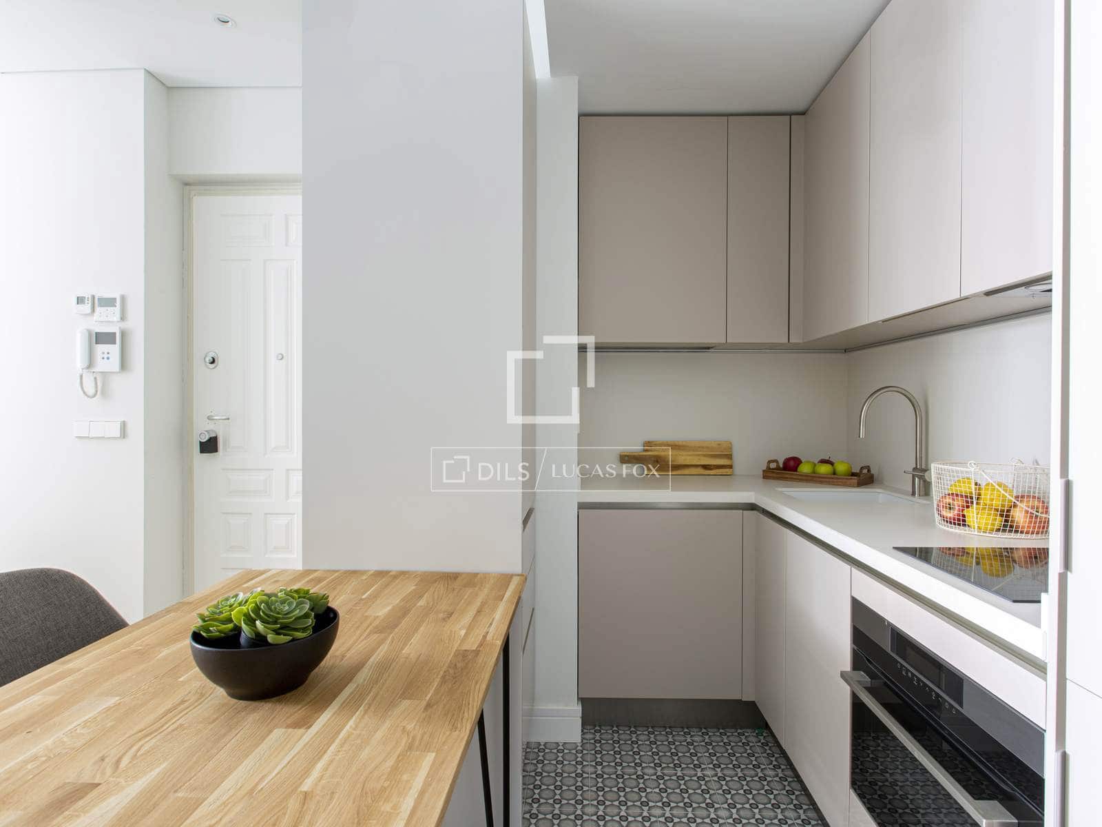 2 slaapkamer Appartement te huur in Madrid stad - € 3.400 (Ref: 9848400)