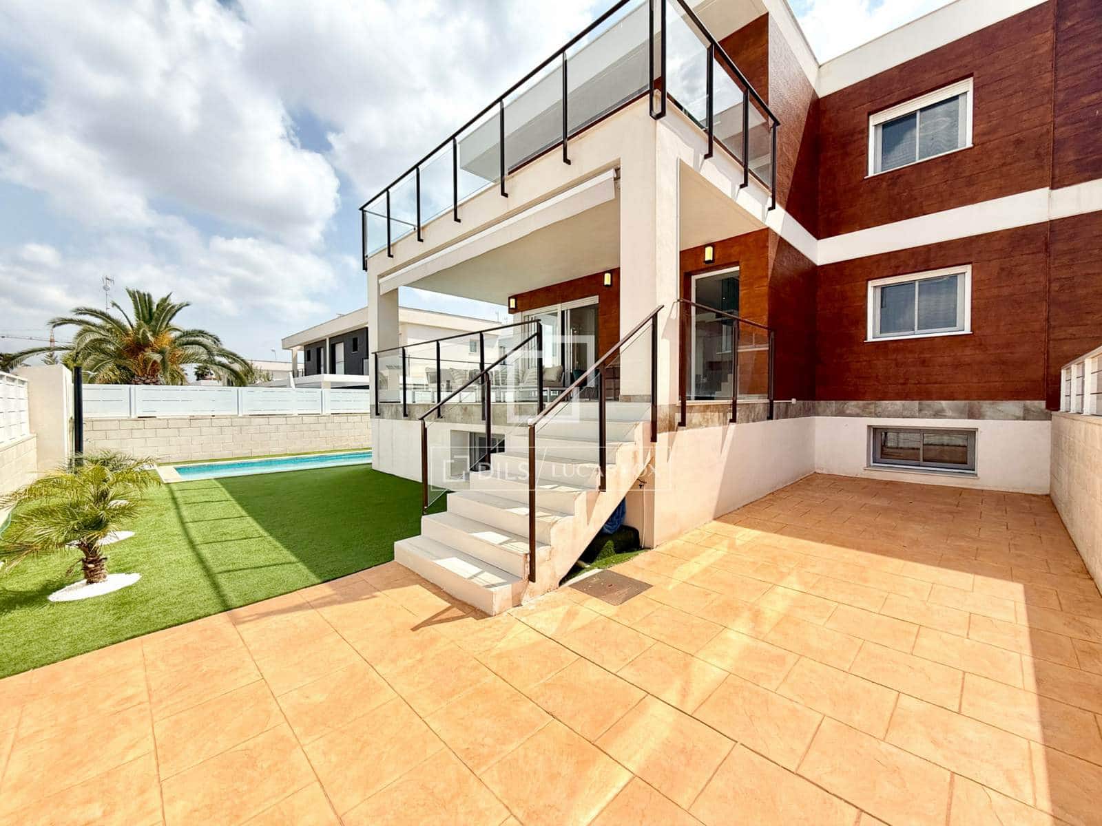 6 bedroom Villa for rent in Gran Alacant with pool garage - € 3,900 (Ref: 9850057)