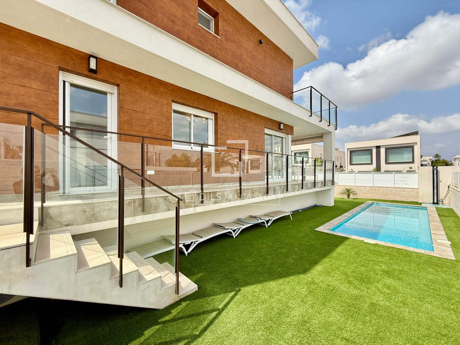 6 bedroom Villa for rent in Gran Alacant with pool garage - € 3,900 (Ref: 9850057)