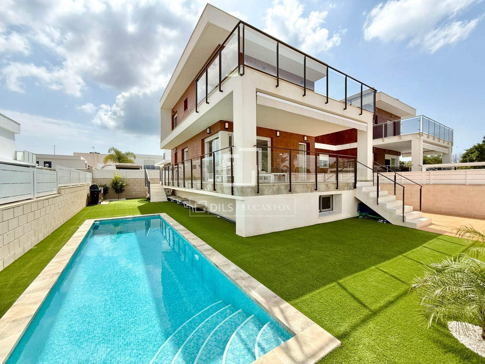 6 bedroom Villa for rent in Gran Alacant with pool garage - € 3,900 (Ref: 9850057)
