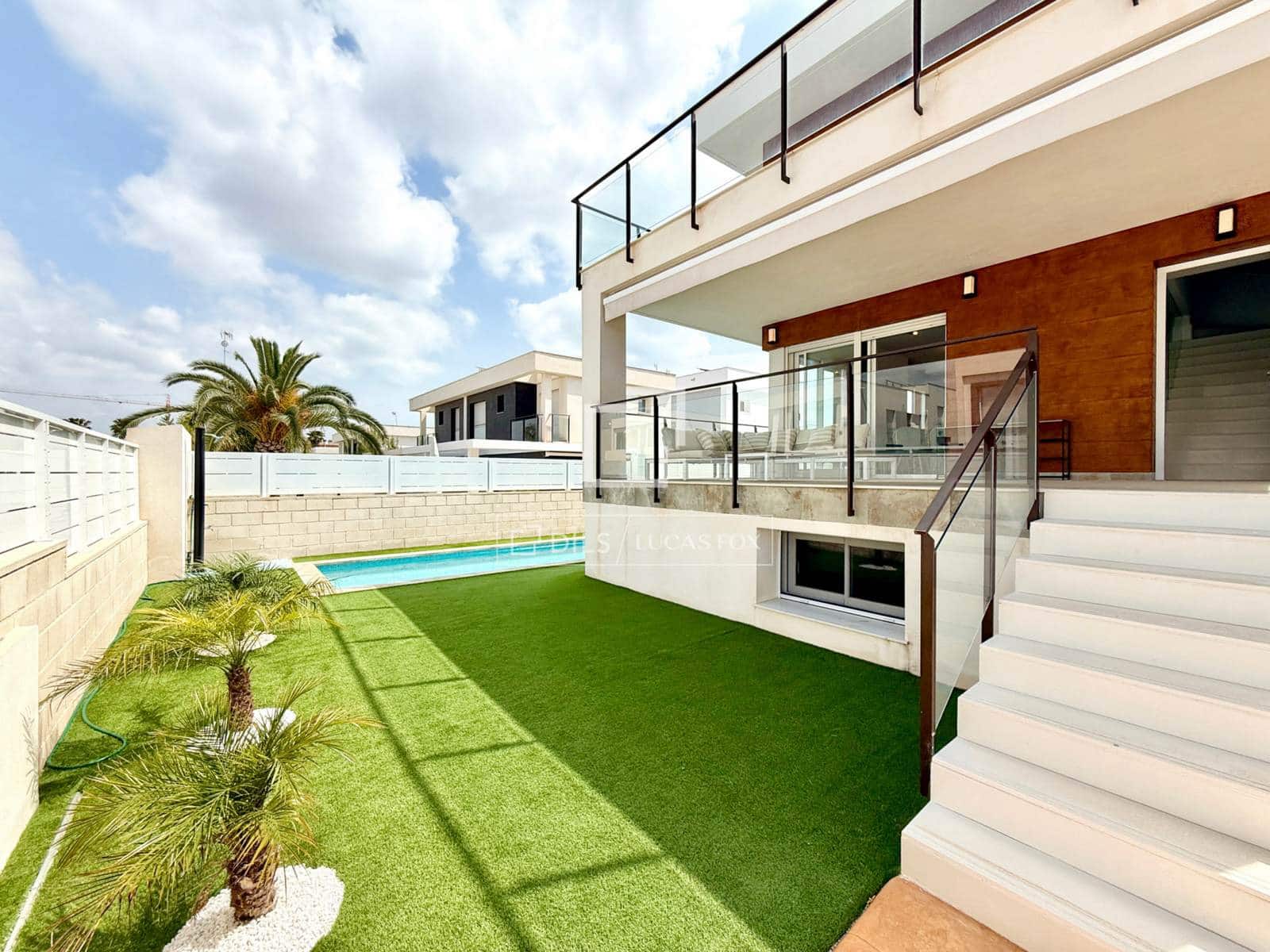 6 bedroom Villa for rent in Gran Alacant with pool garage - € 3,900 (Ref: 9850057)