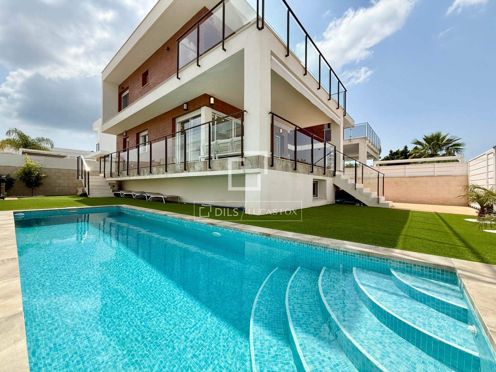 6 bedroom Villa for rent in Gran Alacant with pool garage - € 3,900 (Ref: 9850057)