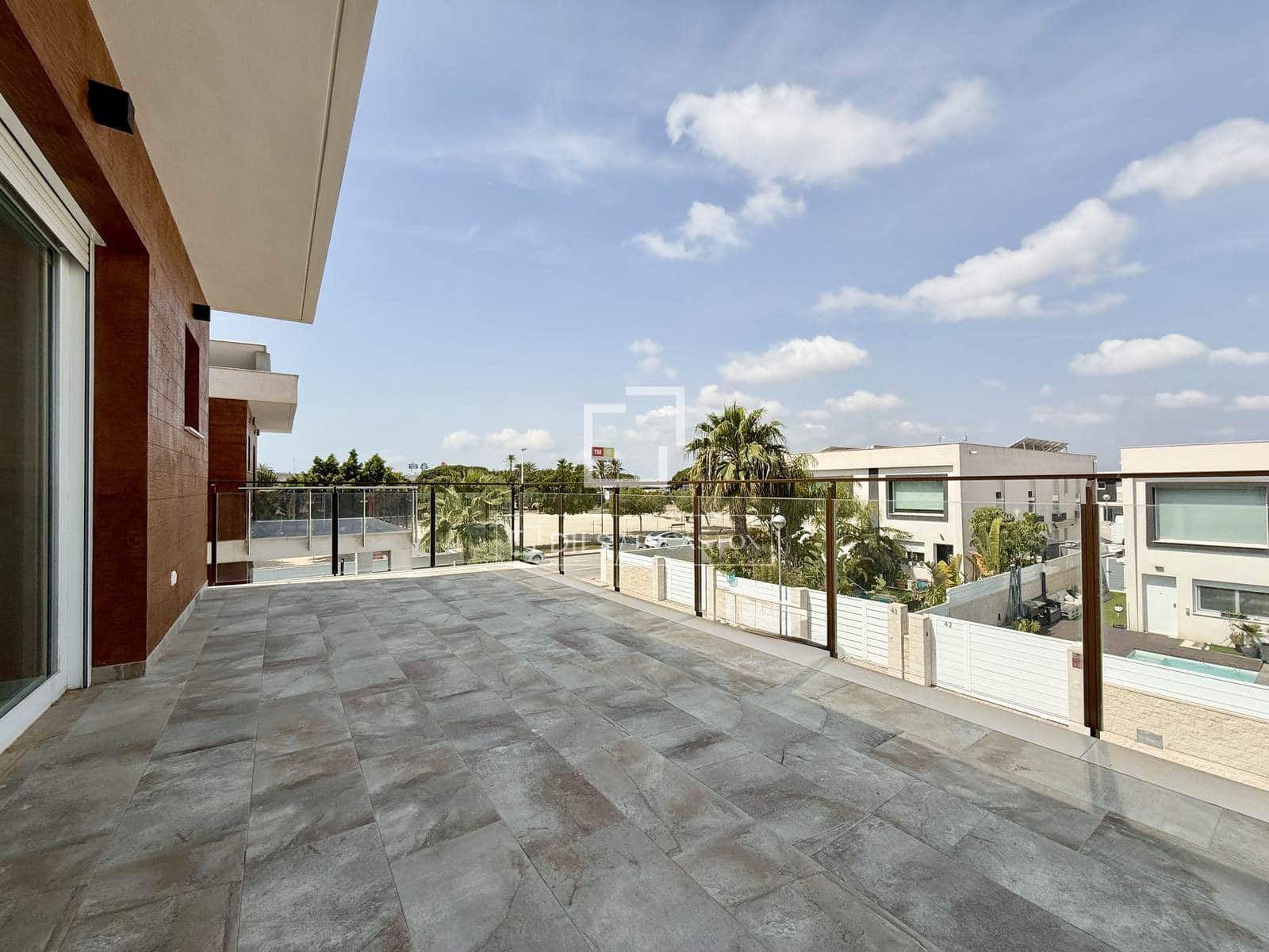 6 bedroom Villa for rent in Gran Alacant with pool garage - € 3,900 (Ref: 9850057)