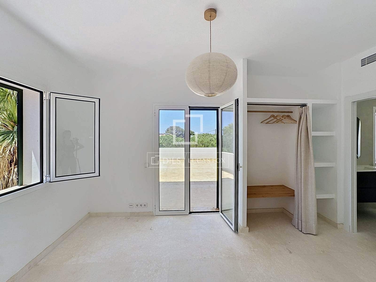 4 soveværelse Villa til salg i Es Castell med swimmingpool garage - € 1.195.000 (Ref: 9853000)