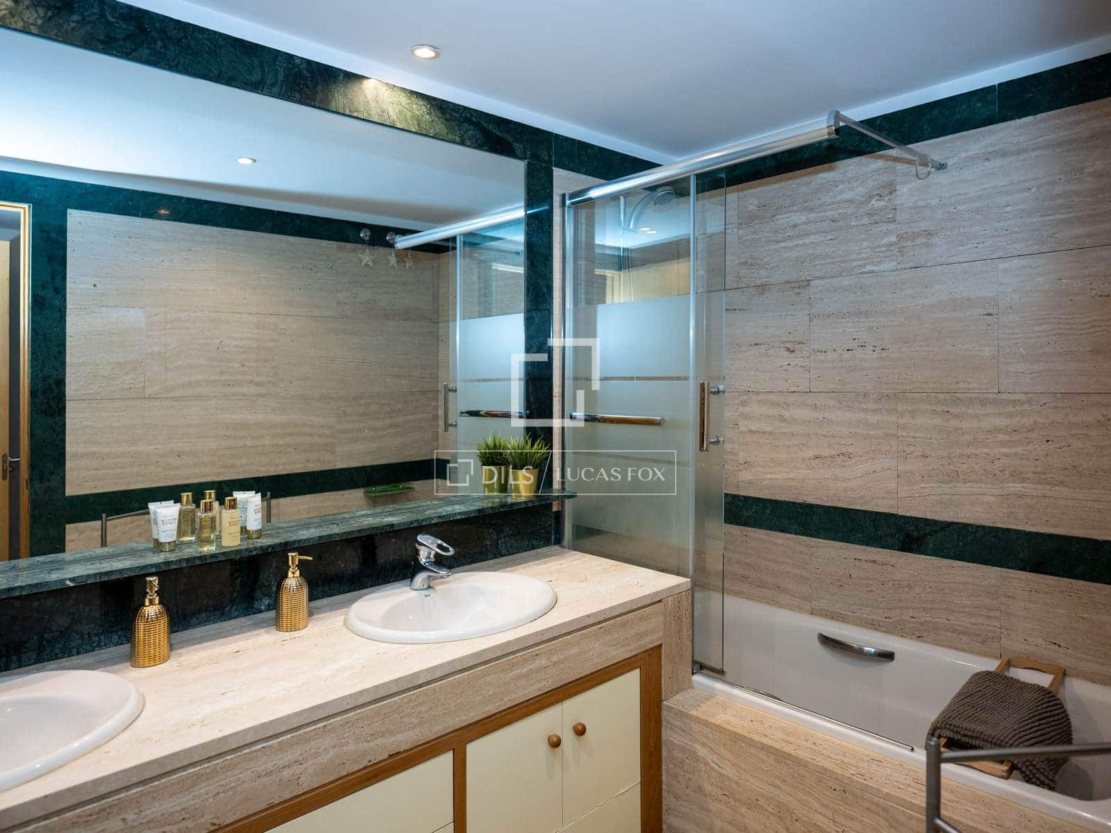 4 sovrum Lägenhet att hyra i Madrid stad med garage - 3 300 € (Ref: 9860782)