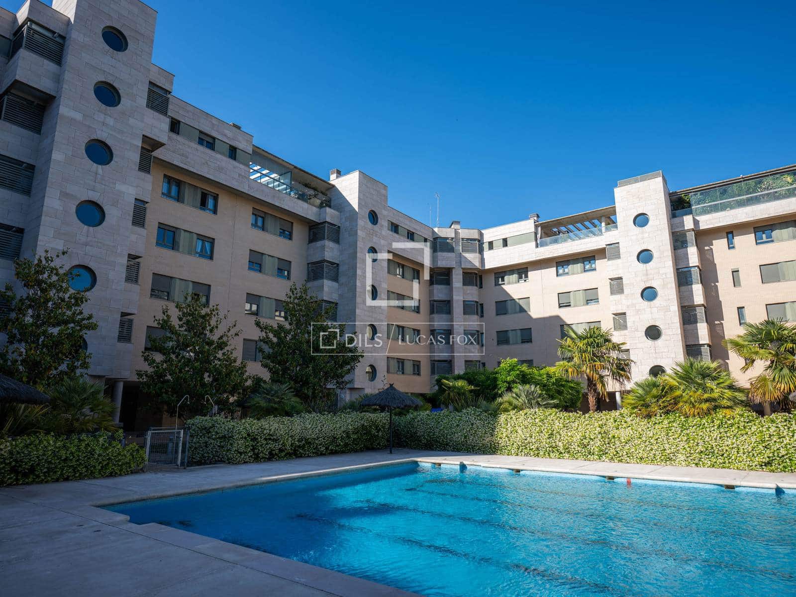 4 sovrum Lägenhet att hyra i Madrid stad med garage - 3 300 € (Ref: 9860782)