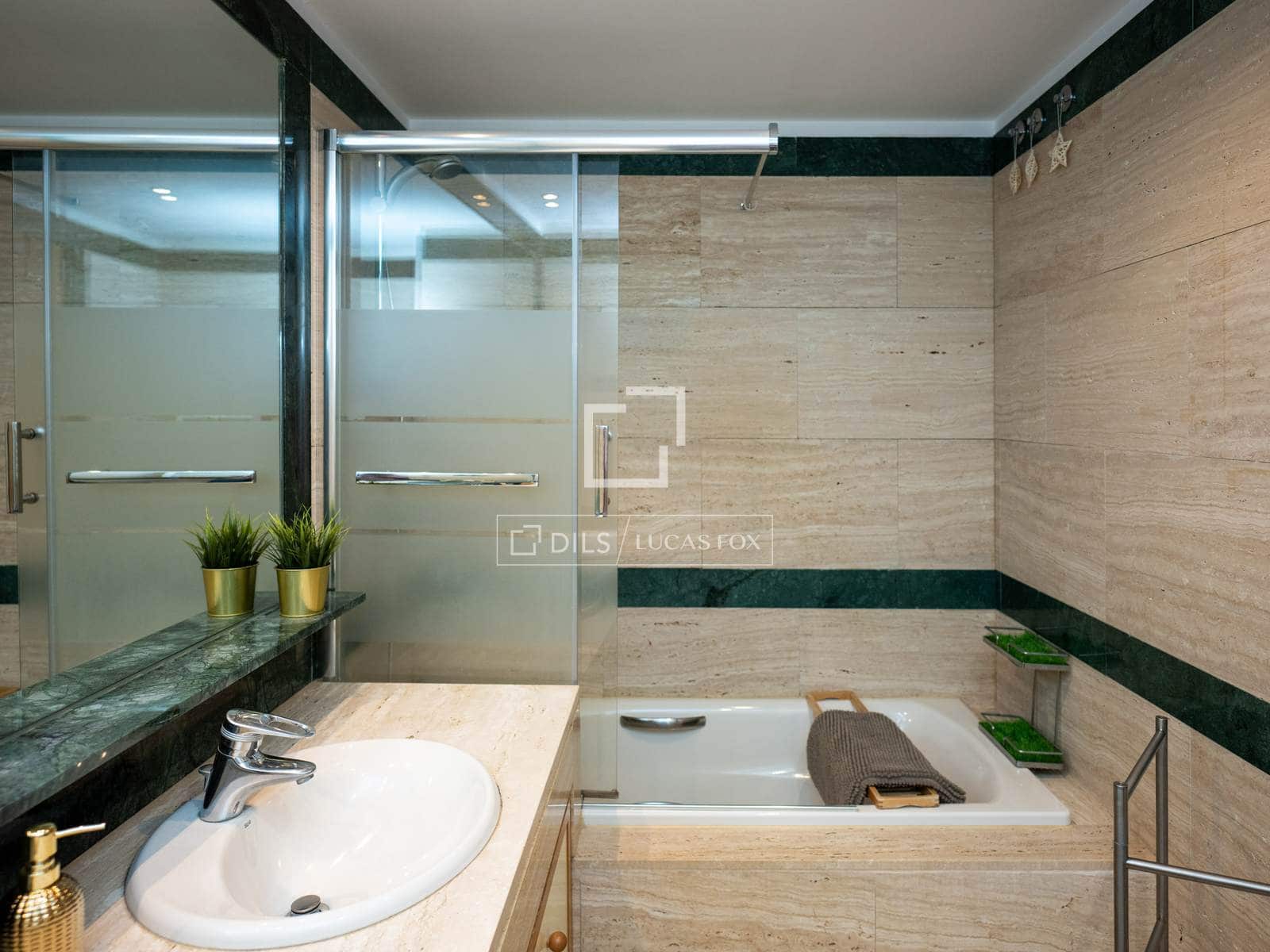 4 sovrum Lägenhet att hyra i Madrid stad med garage - 3 300 € (Ref: 9860782)