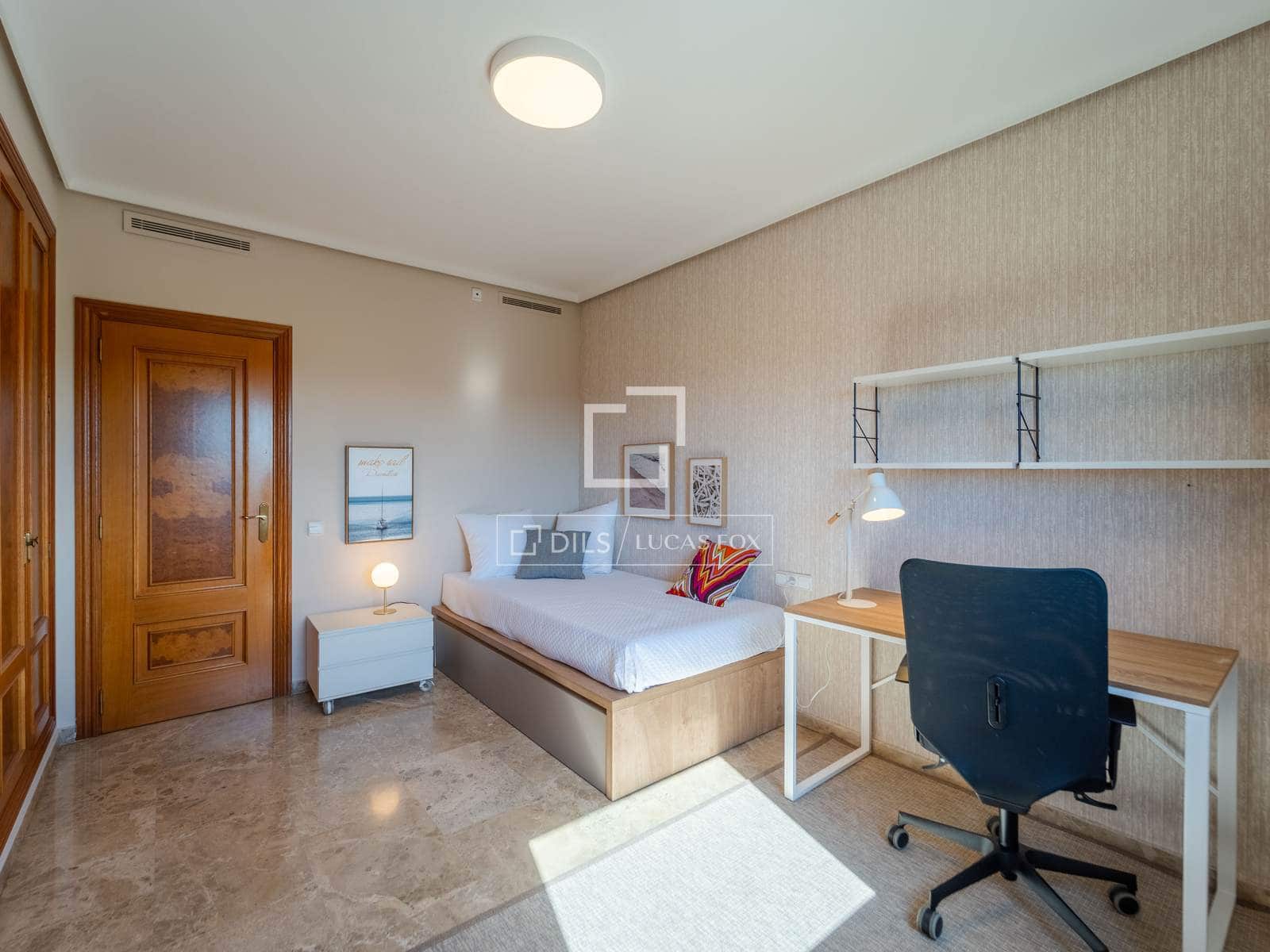 4 bedroom Apartment for rent in Valencia city with garage - € 3,500 (Ref: 9860937)
