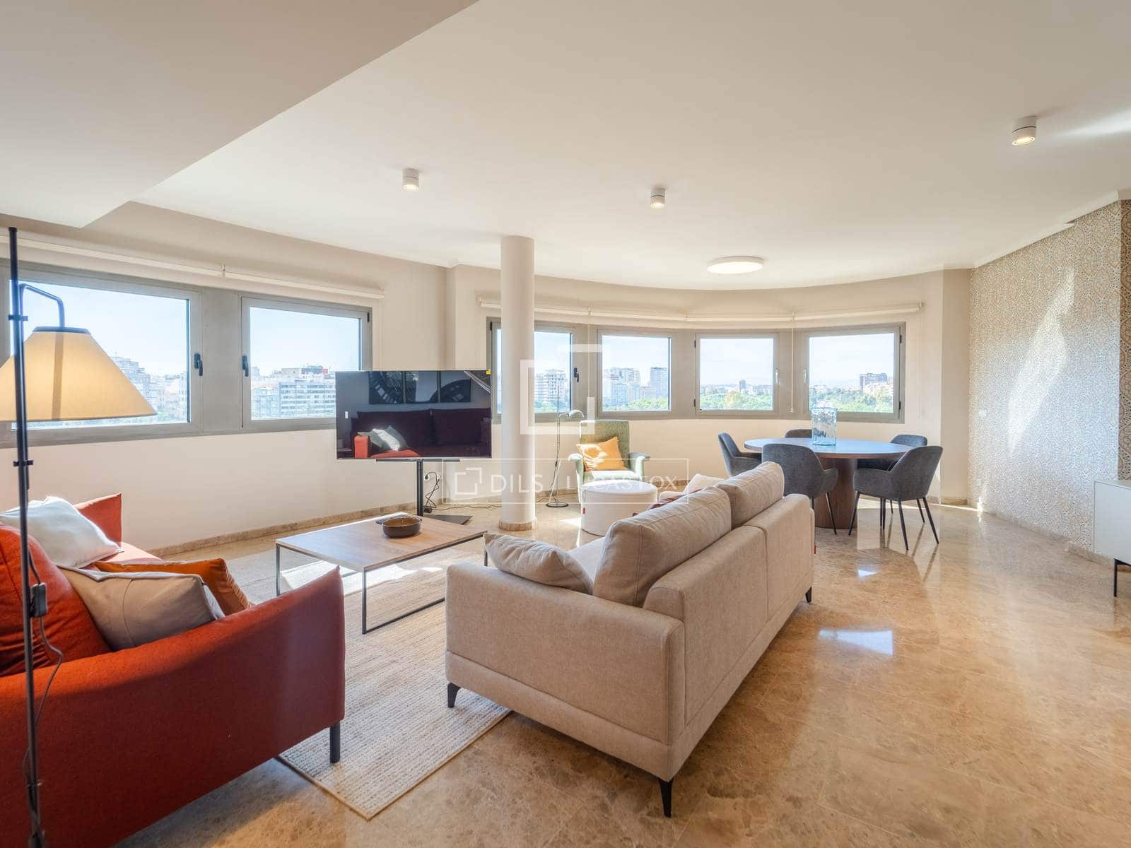 4 bedroom Apartment for rent in Valencia city with garage - € 3,500 (Ref: 9860937)
