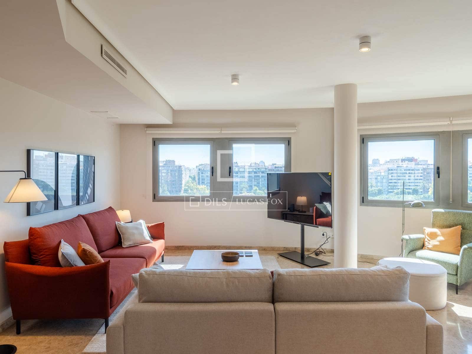 4 bedroom Apartment for rent in Valencia city with garage - € 3,500 (Ref: 9860937)