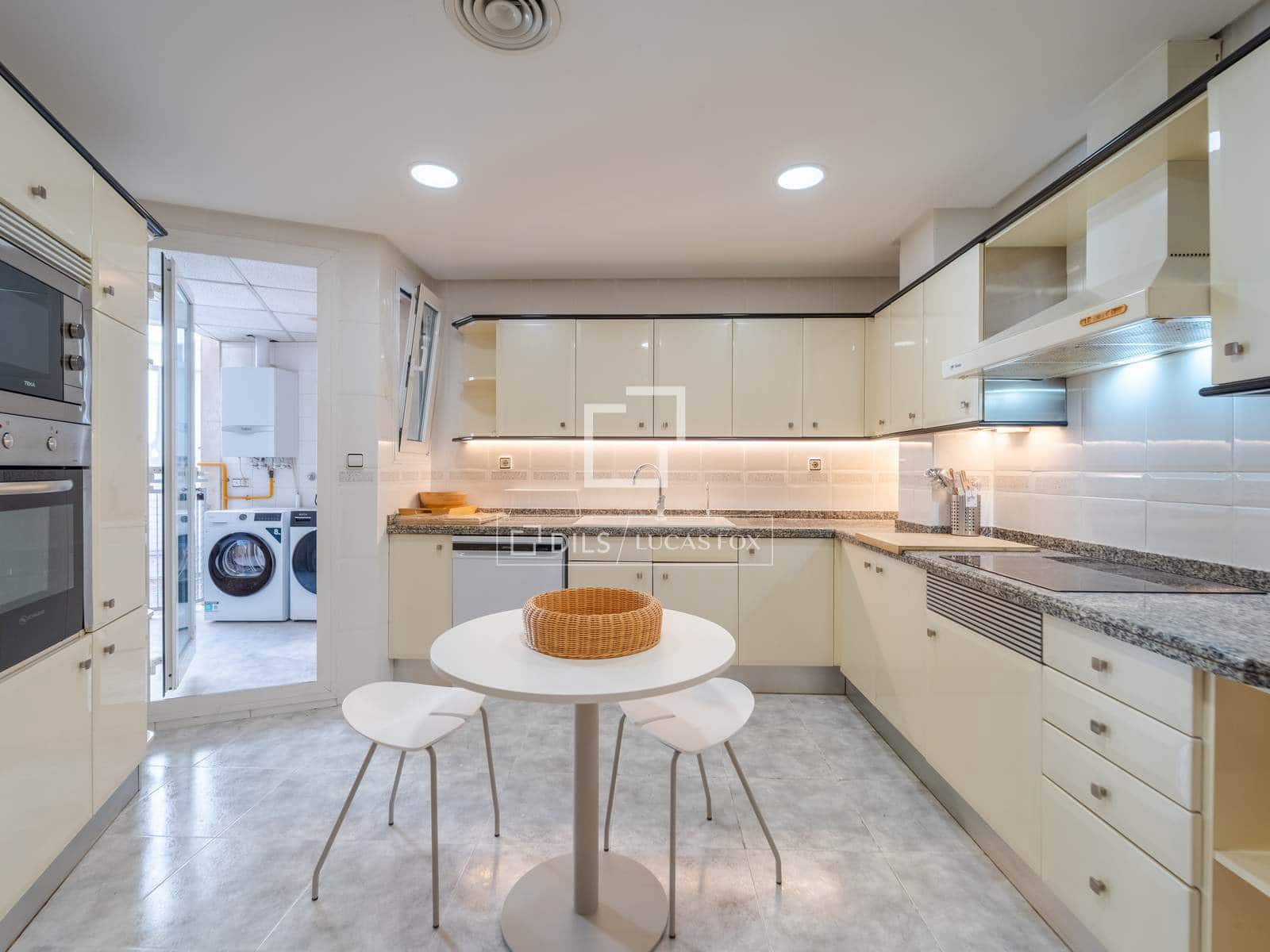 4 bedroom Apartment for rent in Valencia city with garage - € 3,500 (Ref: 9860937)