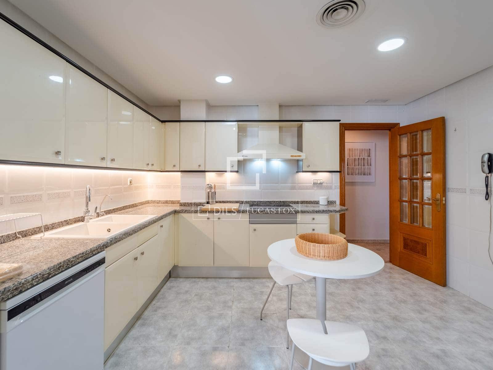 4 bedroom Apartment for rent in Valencia city with garage - € 3,500 (Ref: 9860937)