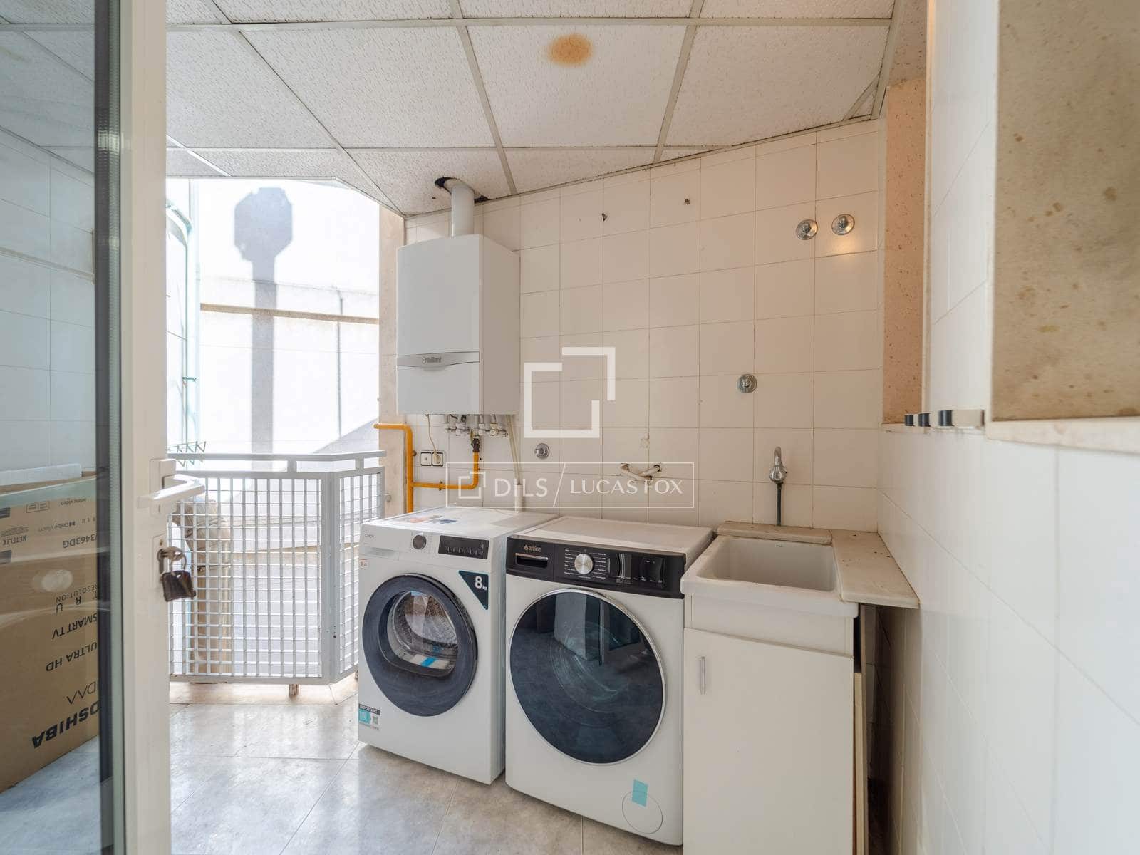 4 bedroom Apartment for rent in Valencia city with garage - € 3,500 (Ref: 9860937)