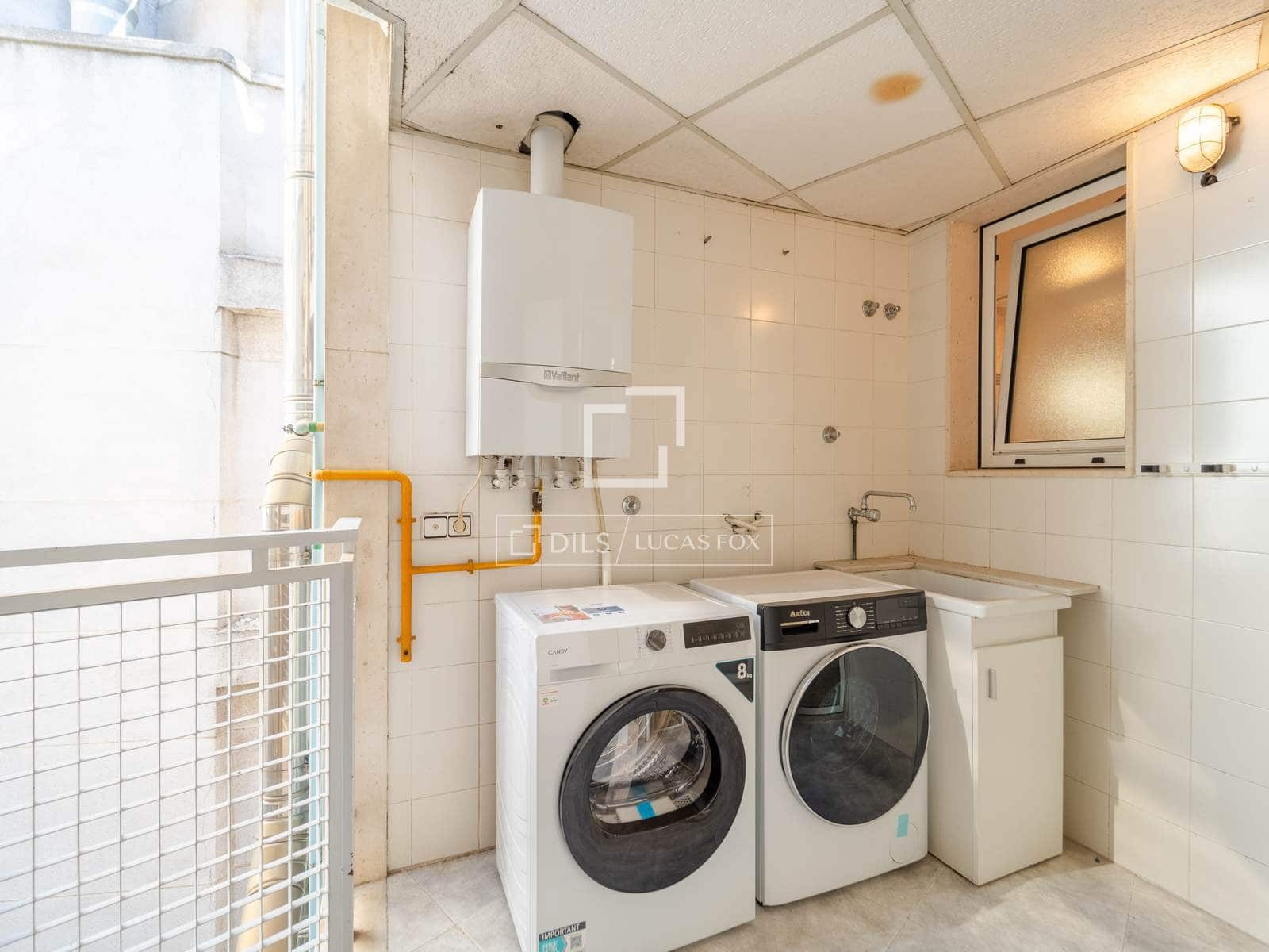 4 bedroom Apartment for rent in Valencia city with garage - € 3,500 (Ref: 9860937)
