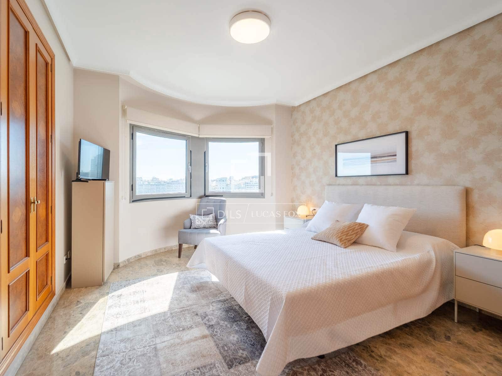 4 bedroom Apartment for rent in Valencia city with garage - € 3,500 (Ref: 9860937)