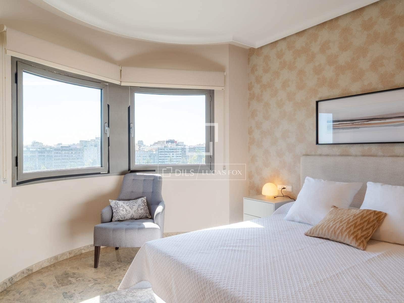 4 bedroom Apartment for rent in Valencia city with garage - € 3,500 (Ref: 9860937)