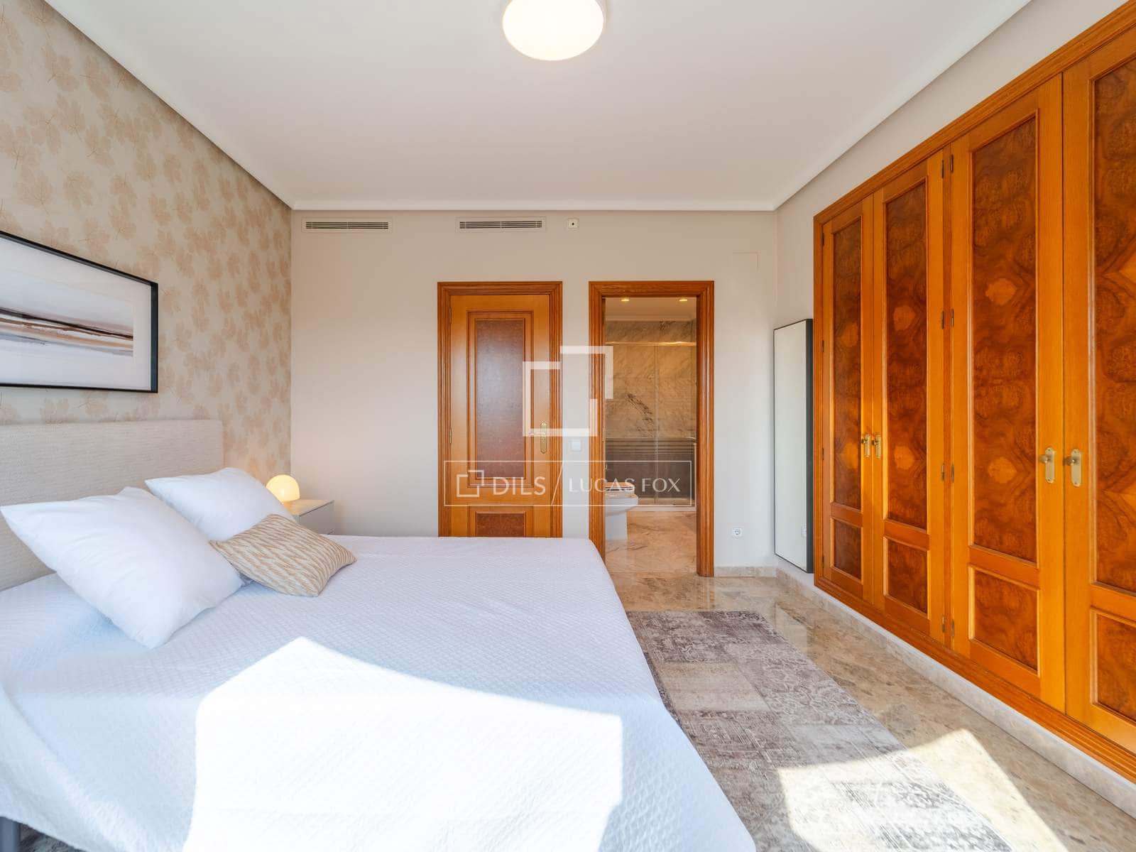 4 bedroom Apartment for rent in Valencia city with garage - € 3,500 (Ref: 9860937)