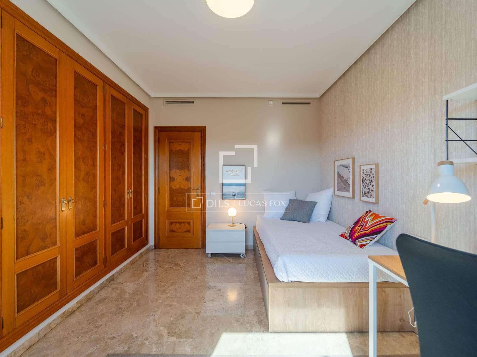 4 bedroom Apartment for rent in Valencia city with garage - € 3,500 (Ref: 9860937)