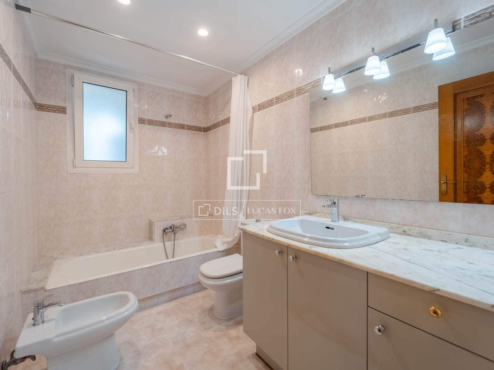4 bedroom Apartment for rent in Valencia city with garage - € 3,500 (Ref: 9860937)