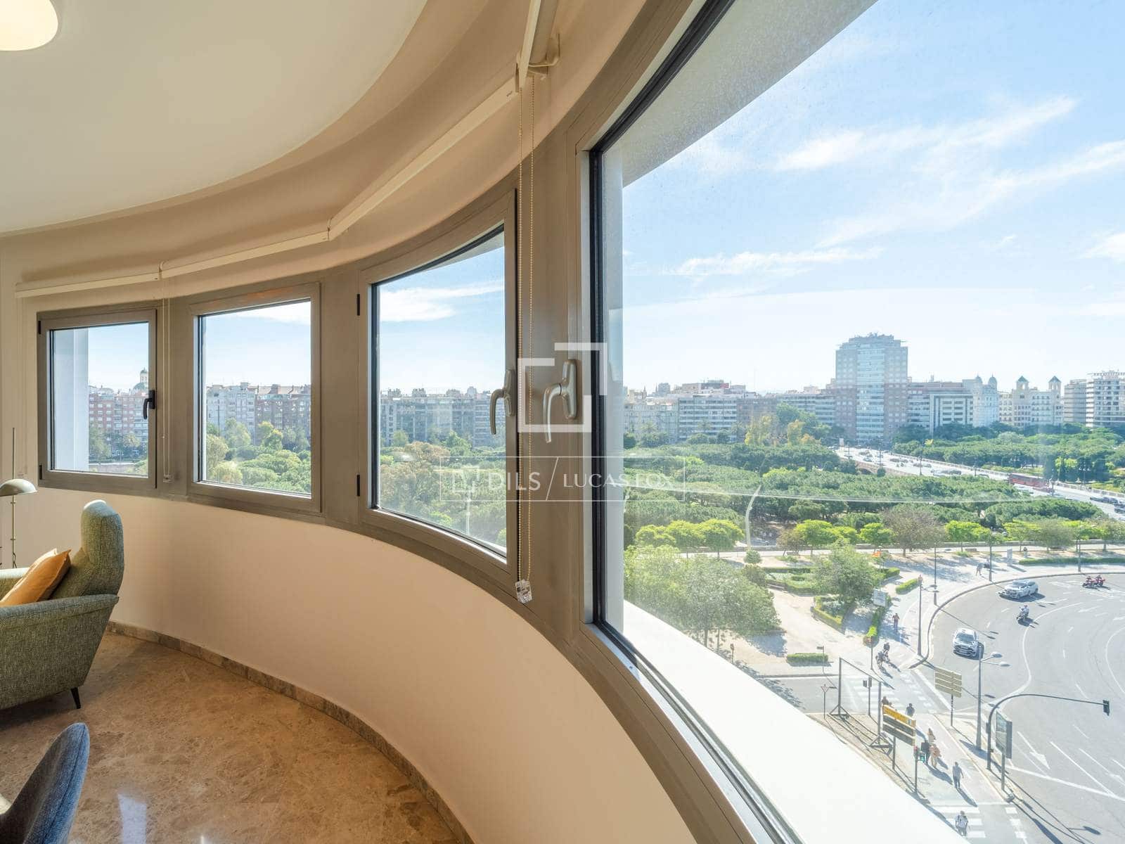 4 bedroom Apartment for rent in Valencia city with garage - € 3,500 (Ref: 9860937)