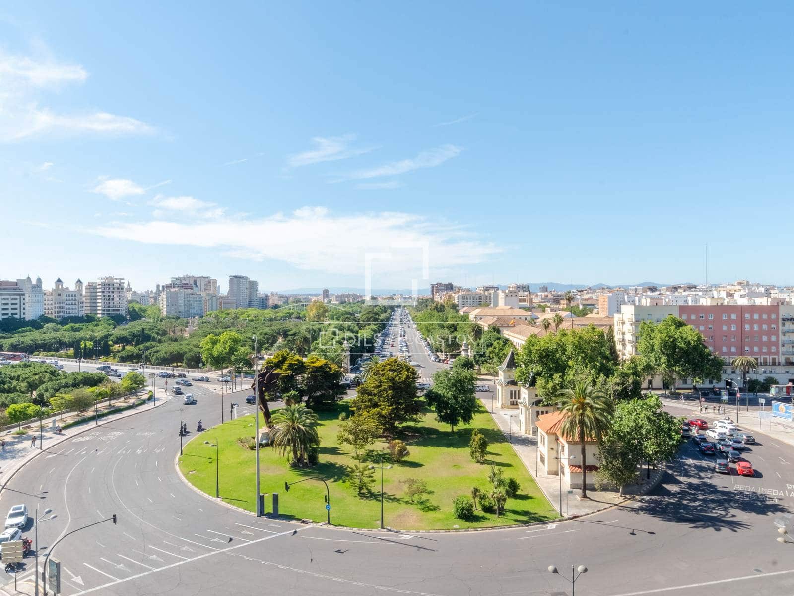 4 bedroom Apartment for rent in Valencia city with garage - € 3,500 (Ref: 9860937)